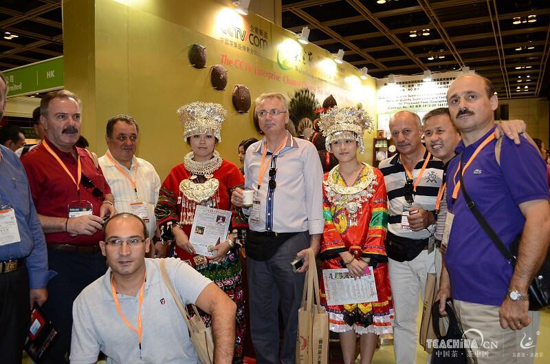 外国朋友在香港茶博会上品尝吴觉农牌普洱茶