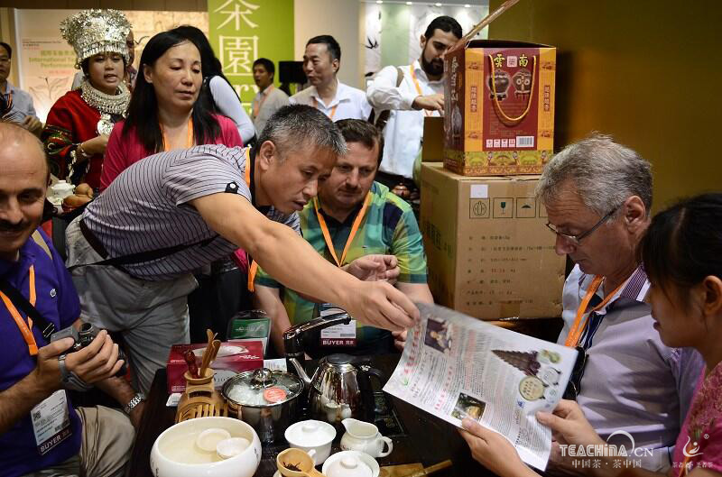 外国朋友在香港茶博会上品尝吴觉农牌普洱茶(图3)