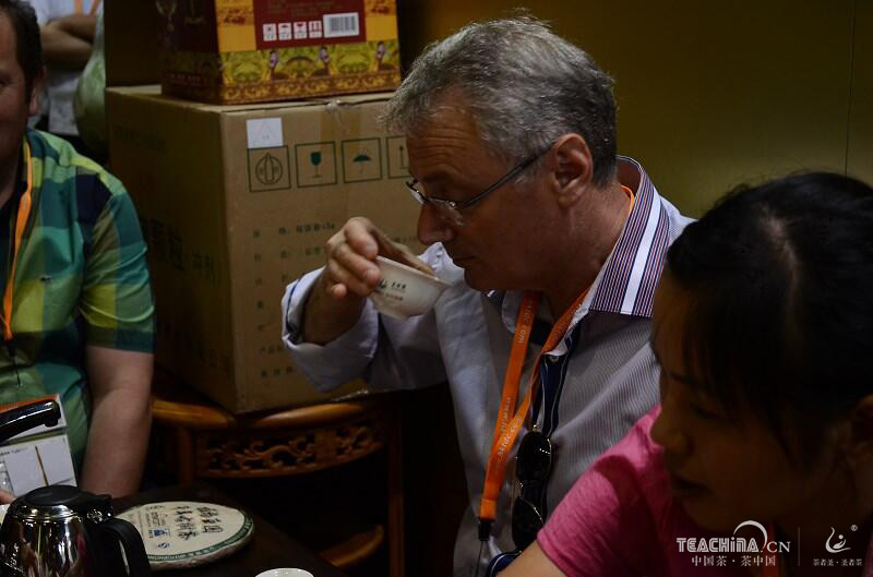 外国朋友在香港茶博会上品尝吴觉农牌普洱茶(图7)